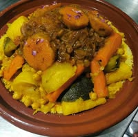 Une assiette remplie de viande grillée et d'un assortiment coloré de légumes frais.