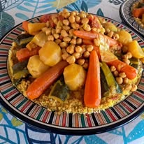 Deux assiettes de nourriture sont placées sur une table en bois