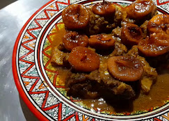 Une assiette composée d'une portion de viande accompagnée d'une portion de pommes de terre.