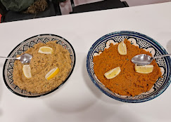 Des bols de nourriture colorée disposés sur une table en bois